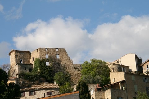 Les vestiges du château depuis la Route de Mollans