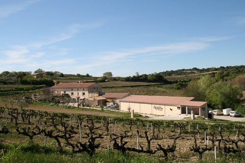 Le Domaine du Faucon Doré vu du village