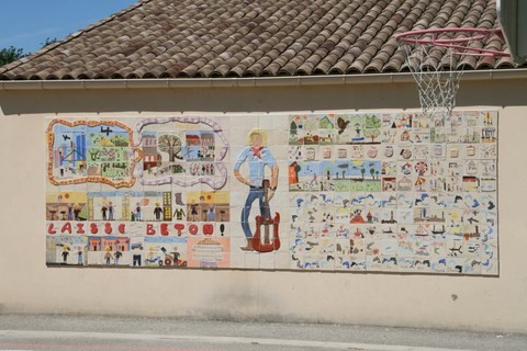 Fresque de 2m sur 6m, composée de 300 carrés de 20-20, peinte par les enfants de l'école en hommage au chanteur Renaud