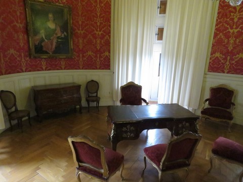 Grand cabinet, cet espace est intégré au logis seigneurial à la fin du moyen-âge, contigu à la chambre de Madame