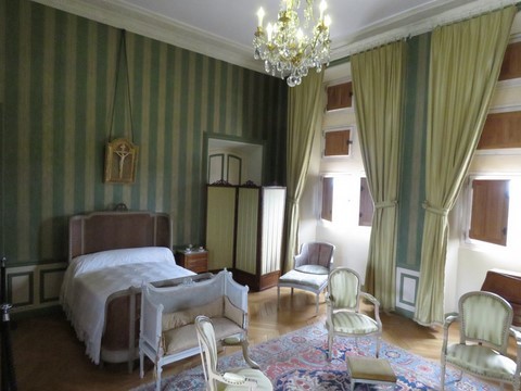 Cette chambre, construite au 16e s. deviendra l'appartement privé de Marie Fontaine au début du 20e s. Le lit est de style Louis XVI