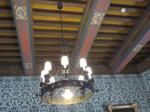 Le plafond est orné de l'emblème et du chiffre du monarque (salamandre et "F" couronné). Le lustre néo-renaissance en fer forgé est de Luciano Zalaffi 