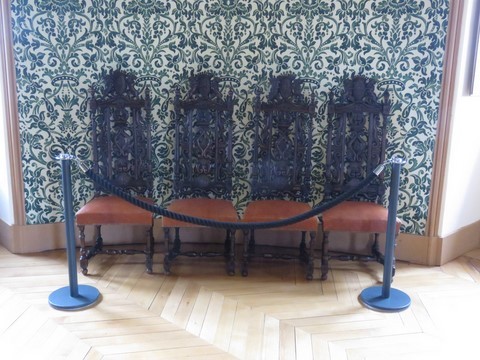Chaises néo-Renaissance 19e s. en noyer sculpté, garniture en cuir