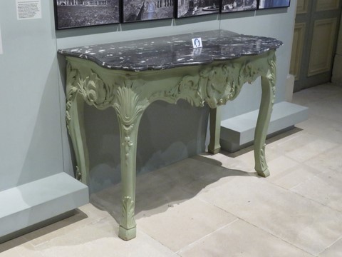 De même que cette table d'applique du 18e en tilleul sculpté et peint - 