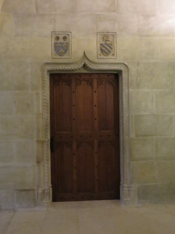 Très belle porte avec armoiries au Château de Grignan