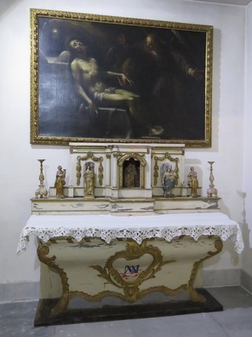 Dans l'Oratoire, nous découvrons ce superbe autel 18e en bois sculpté et doré et cette magnifique huile sur toile représentant "La déploration des anges sur le Christ mort"
