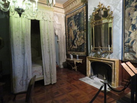 La chambre du comte - Le lit à la française, habillé d'un taffetas peint à la chine
