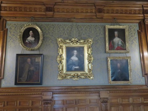 En bas à gauche, portrait de Gaucher Adhémar, au-dessus portrait de Thérèse de Grignan, Anne-Marie-Louise d'Orléans, Louis XIV, et une princesse