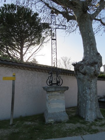 Cette croix est située à côté de l'ancien lavoir