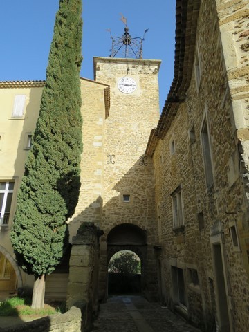 Le beffroi est coiffé d'un campanile en fer forgé destiné à recevoir la cloche de Saint-André