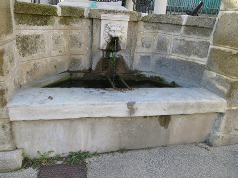 Fontaine au pied du monument aux morts avenue du Comtat