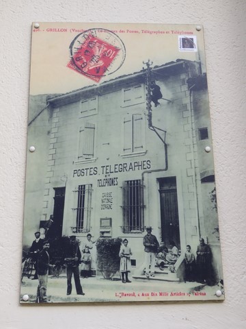 Une très vieille carte postale représentant le bâtiment des PTT