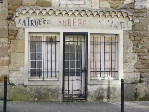 L'auberge "La truffe noire" avec son ancienne façade