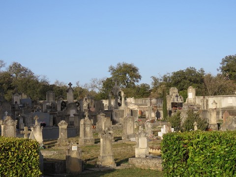 Un coin du cimetières avec d'anciennes tombes