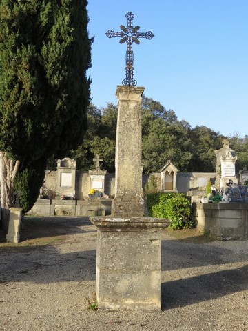 L'immense croix au centre du cimetière
