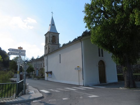 L'église et au fond la Mairie