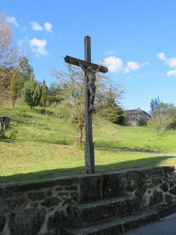 La croix située devant l'église