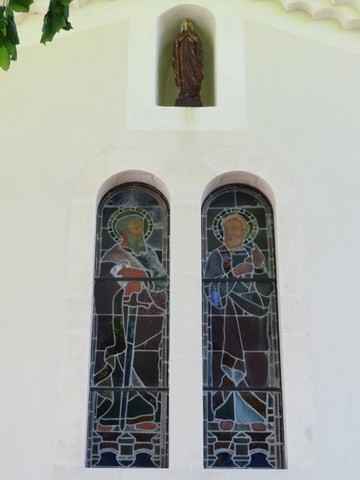 Détail des vitraux de la façade de l'église
