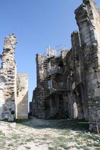 Les ruines du château du XIIème siècle avec son escalier métallique 