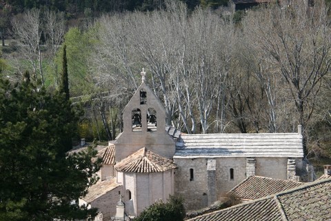 Une vue de l'église Sainte-Croix prise du château