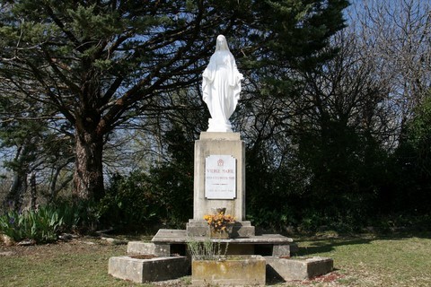 Statue dédiée à la Vierge Marie