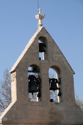 Clocher appelé clocher-mur à 3 baies campanaires et 3 cloches