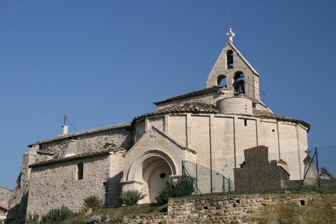 L'église depuis la sortie du village