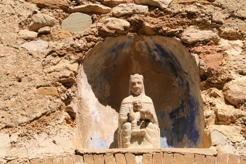 La Courtine - Statue de la Vierge et l'Enfant Jésus dans une façade
