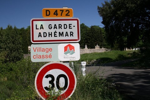 Ce mardi, nous avons choisi de vous emmener visiter ce magnifique village de La-Garde-Adhémar en Drôme Provençale, un des plus Beaux Villages de France