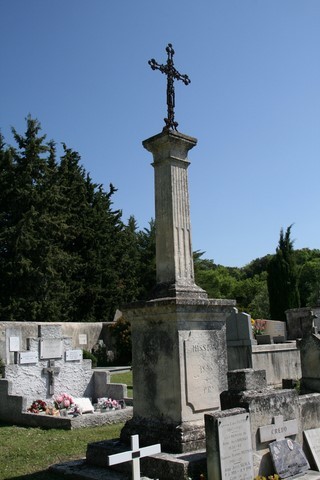 Au centre d'un des quatre cimetières, la croix de mission de 1896