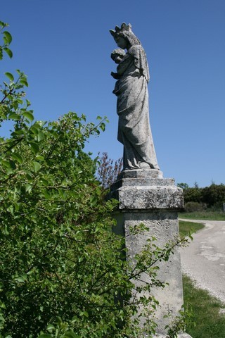 Sur le plateau "Les Montjars", cette Vierge à l'enfant