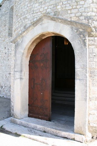 La porte d'entrée de l'église Saint-Michel