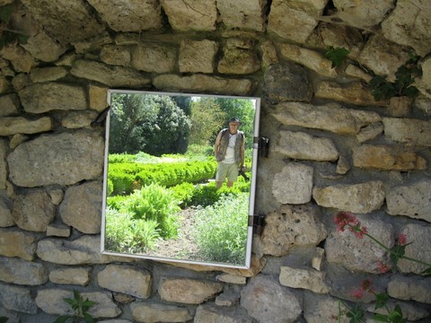 Un miroir placé dans le jardin a permis de photographier le photographe !!
