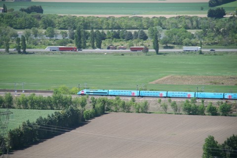 Rail et route en parallèle, vue depuis La-Garde-Adhémar