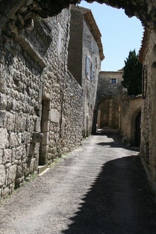La-Garde-Adhémar, avec ses maisons de calcaire blanc