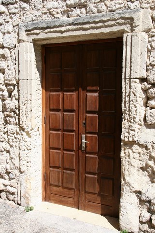 La porte de la salle des fêtes Henri Girard, anciennement cellier des Adhémar