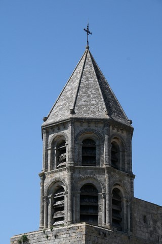 Le superbe clocher octogonal de l'église Saint-Michel