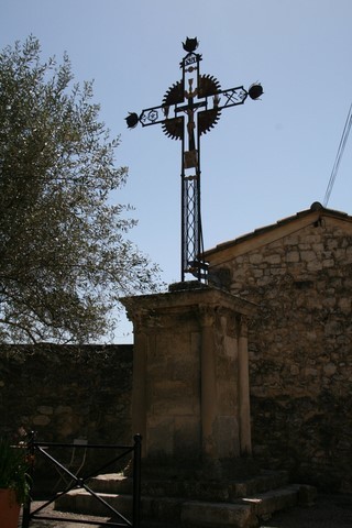 La Grande Croix, érigée en 1780, marque l'entrée sud dans le village