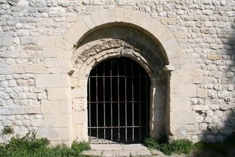 Une grille protège l'accès à l'intérieur de la chapelle, autrefois église Notre-Dame