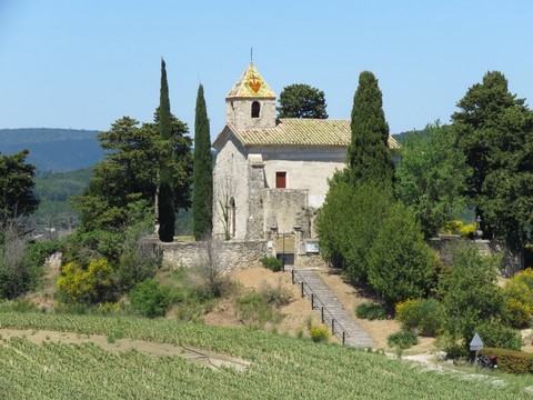 En redescendant vers le village, nous admirons la chapelle St-Michel, du XIIe siècle, restaurée en 1988 - Elle aurait le statut d'église depuis 2012.