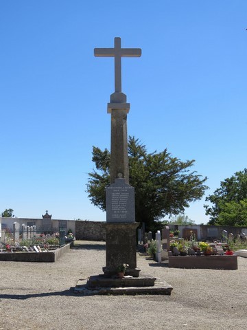 Le monument aux morts au milieu du cimetière