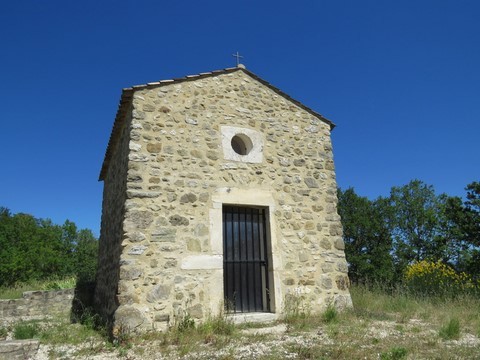 La voici la Chapelle Saint-Jacques, sur une colline dominant la vallée du Roubion