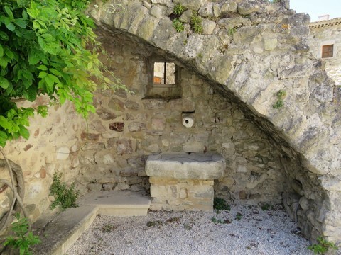Une ancienne fontaine