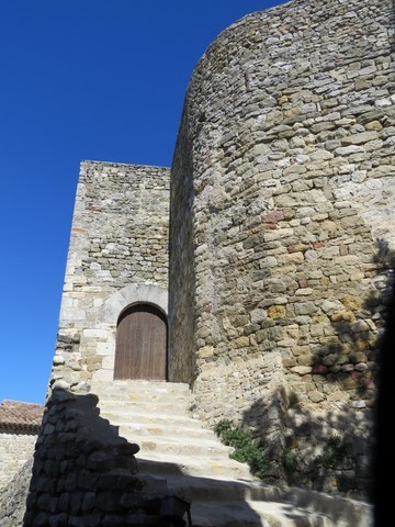 L'entrée du château aux remparts
