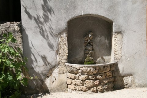 La-Motte-Chalancon_La fontaine au pied du temple