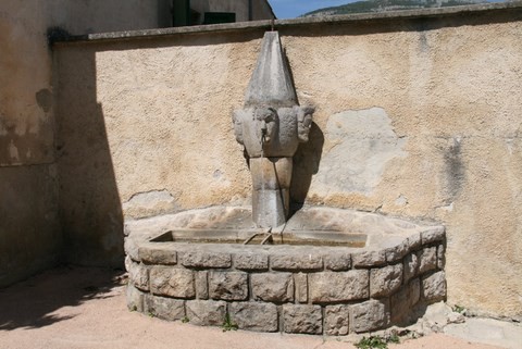 La Motte-Chalencon_La fontaine à têtes Rue de la Paravande