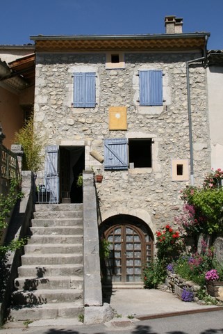 La-Motte-Chalancon_Belle maison bien fleurie et son cadran solaire