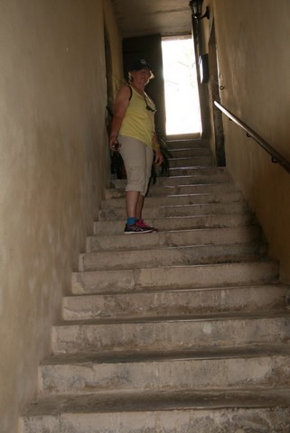 à un grand escalier en pierre qui traverse la maison, ...