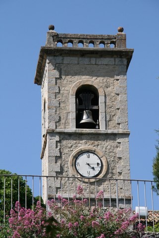 Le clocher-tour de l'église Notre-Dame qui semble t-il a perdu son campanile