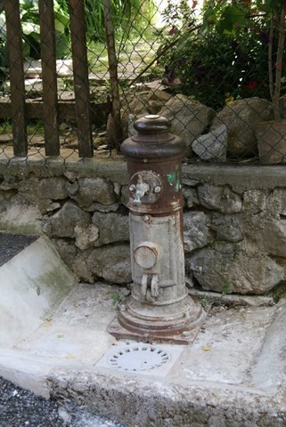 La Motte-Chalancon_Ancienne borne fontaine dans le centre du village